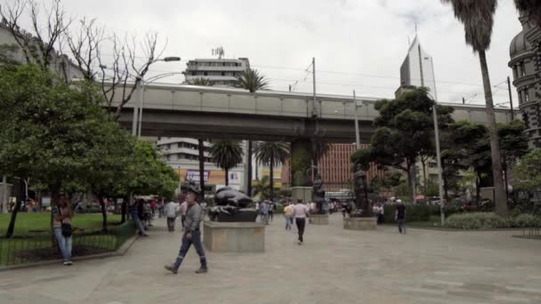 Niet Geïdentificeerde Mensen Het Botero Plaza Botero Square Het Centrum — Stockvideo