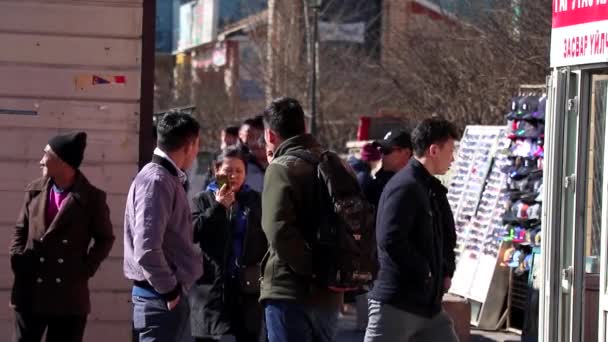 Unbekannte Auf Der Straße Der Innenstadt Von Ulaanbaatar Der Hauptstadt — Stockvideo