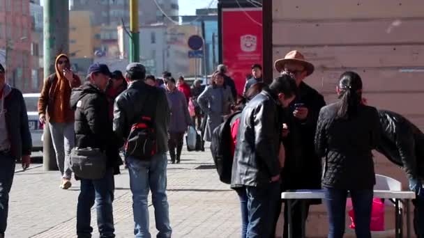 Oidentifierade Människor Gatan Centrala Ulaanbaatar Mongoliets Huvudstad Cirka Mars 2019 — Stockvideo