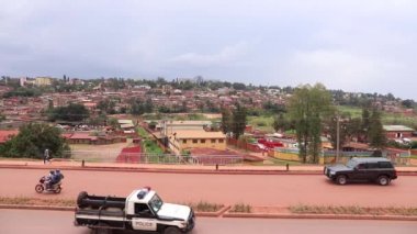 Doğu Afrika 'da Ruanda' nın başkenti Kigali 'de Mart 2019' da Afrika Birliği Yolu veya Kanogo Yolu üzerindeki karayolu trafiği