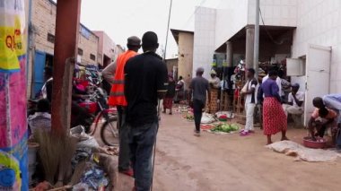 Mart 2019 'da Kigali, Ruanda' daki Kicukiro Pazarı 'nda kimliği belirsiz kişiler.