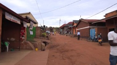 Doğu Afrika, Ruanda 'nın başkenti Kigali' nin Kicukiro ilçesindeki tanımlanamayan insan ve binalar, yaklaşık Mart 2019