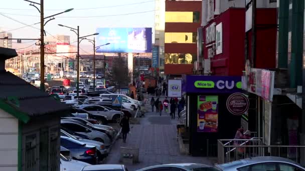 2019年3月左右 在蒙古首都乌兰巴托市中心街道上身份不明的人 — 图库视频影像