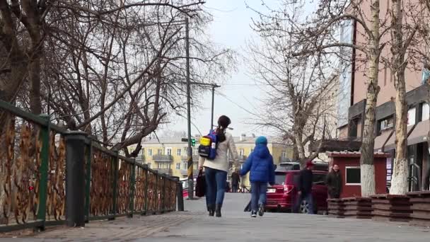Oidentifierade Människor Gatan Centrala Ulaanbaatar Mongoliets Huvudstad Cirka Mars 2019 — Stockvideo