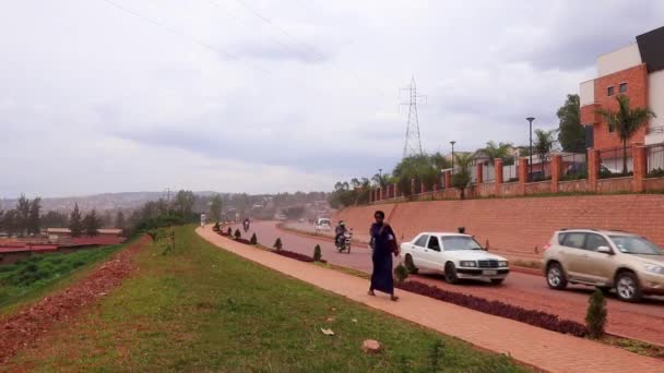 Vägtrafik Afrikanska Unionens Väg Eller Kanogo Road Kigali Rwandas Huvudstad — Stockvideo