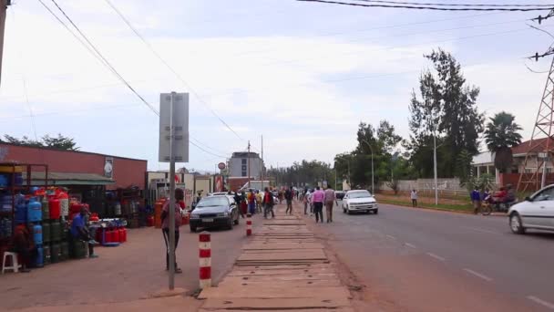Неизвестные Люди Уличное Движение Центре Района Кикукиро Кигали Столице Руанды — стоковое видео