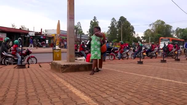 Неизвестные Люди Уличное Движение Центре Района Кикукиро Кигали Столице Руанды — стоковое видео