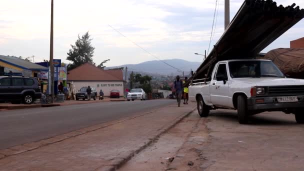 Orang Tak Dikenal Dan Lalu Lintas Jalan Pusat Distrik Kicukiro — Stok Video