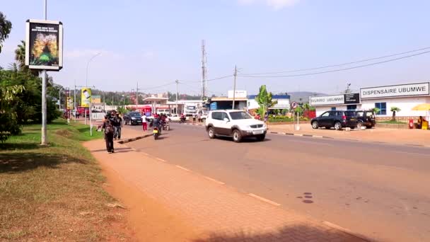 Oidentifierade Personer Och Gatutrafik Mitt Kicukiro Distriktet Kigali Rwandas Huvudstad — Stockvideo