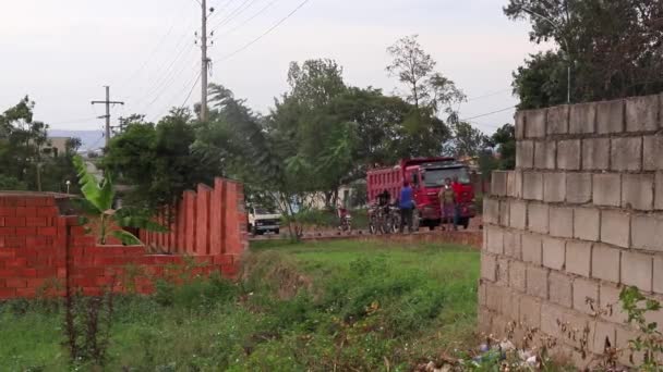 2019年3月左右 在卢旺达首都基加利Nyanza山的身份不明人员和交通情况 — 图库视频影像
