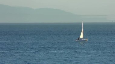 Günbatımında Twin Lakes Beach 'ten denize açılan yat Santa Cruz, California, Usa, 2018