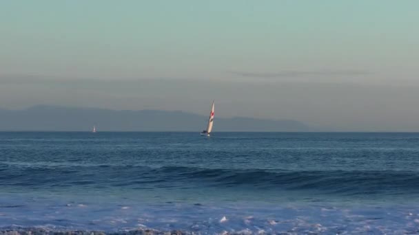 Segeljacht Vom Twin Sees Strand Bei Sonnenuntergang Santa Cruz Kalifornien — Stockvideo