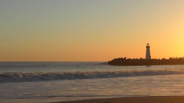 Le brise-lames de Santa Cruz (alias Walton) Phare au coucher du soleil, vu de Twin Lakes Beach à Santa Cruz, Californie, États-Unis, 2018