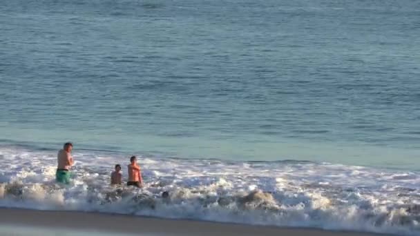 Persone Non Identificate Twin Lakes Beach Santa Cruz Harbor Tramonto — Video Stock