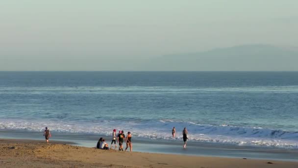 Neidentifikovaní Lidé Twin Lakes Beach Santa Cruz Harbor Při Západu — Stock video