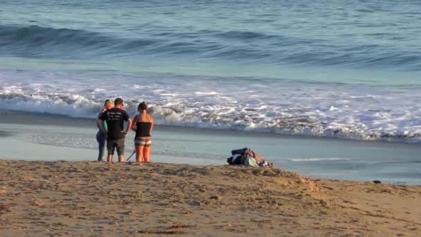 Ismeretlen Személyek Twin Lakes Beach Santa Cruz Kikötő Naplementekor Északi — Stock videók