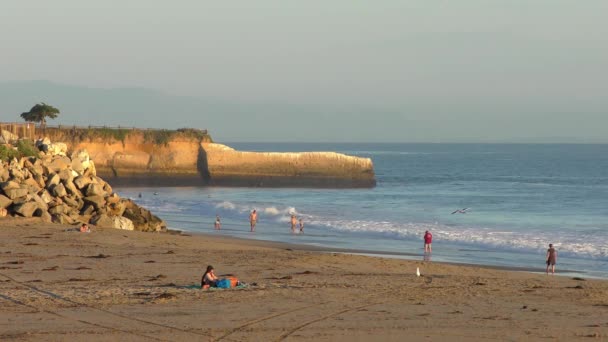 Pessoas Não Identificadas Twin Lakes Beach Porto Santa Cruz Pôr — Vídeo de Stock