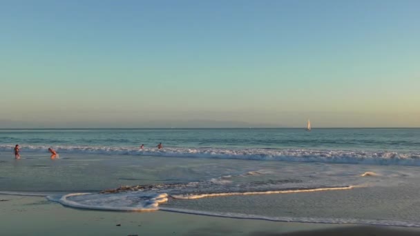サンタクルス港のツインレイクスビーチの未確認の人々日没 カリフォルニア州サンタクルス郡のモントレー湾北部 2018 — ストック動画