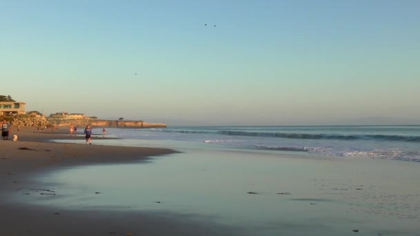 Pessoas Não Identificadas Twin Lakes Beach Porto Santa Cruz Pôr — Vídeo de Stock