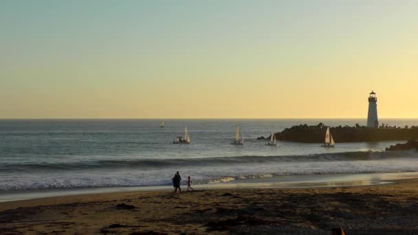 Yates Vela Vistos Desde Twin Lakes Beach Atardecer Santa Cruz — Vídeos de Stock