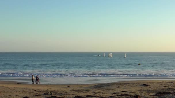 Яхти Вітрильників Видно Пляжу Твін Лейкс Заході Сонця Санта Крус — стокове відео