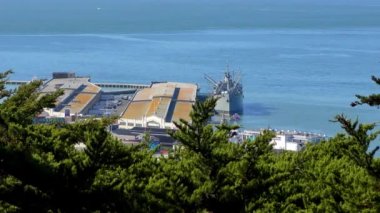 Rıhtım 45 ve SS Jeremiah OBrien Özgürlük gemisi San Francisco, Kaliforniya 'daki Telegraph Hill' deki Coit Kulesi 'nden görüldü. Ekim 2018.