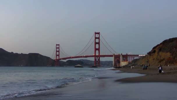 从旧金山贝克海滩看到的金门大桥 加利福尼亚 — 图库视频影像