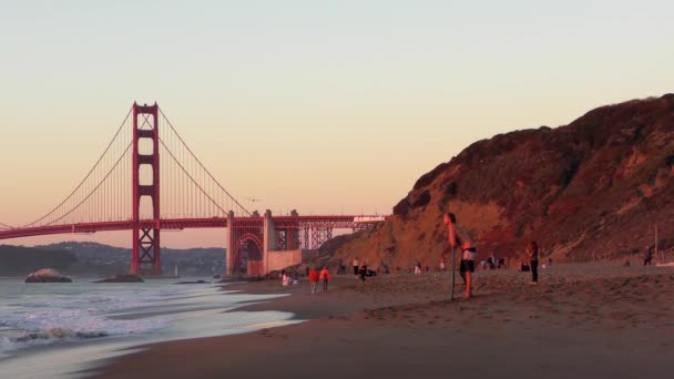 カリフォルニア州サンフランシスコのベイカービーチの未確認の人々背景のゴールデンゲートブリッジ 2018 — ストック動画