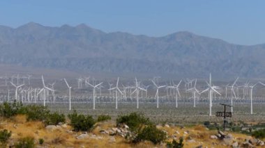 Rüzgar türbinleri Palm Springs, California, Usa yakınlarındaki bir çöl rüzgar çiftliğinde elektrik üretiyor.
