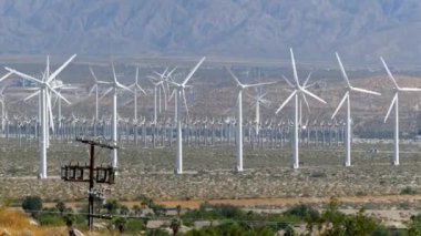 Rüzgar türbinleri Palm Springs, California, Usa yakınlarındaki bir çöl rüzgar çiftliğinde elektrik üretiyor.