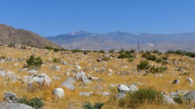 Rüzgar türbinleri Palm Springs, California, Usa yakınlarındaki bir çöl rüzgar çiftliğinde elektrik üretiyor.