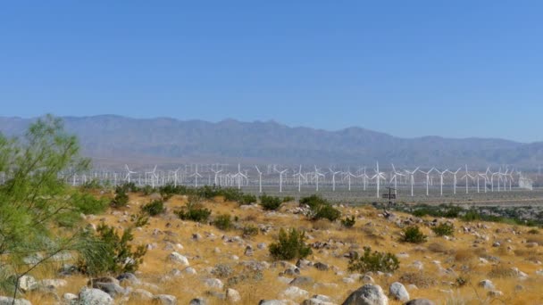 Ветряные Турбины Генерирующие Электричество Ветряной Электростанции Пустыне Около Палм Спрингс — стоковое видео