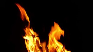Siyah arkaplanda ateş yanıyor