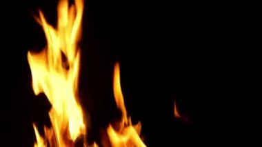 Siyah arkaplanda ateş yanıyor