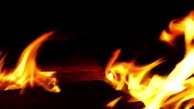 Siyah arkaplanda ateş yanıyor
