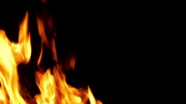 Siyah arkaplanda ateş yanıyor