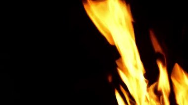 Siyah arkaplanda ateş yanıyor