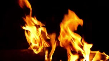 Siyah arkaplanda ateş yanıyor
