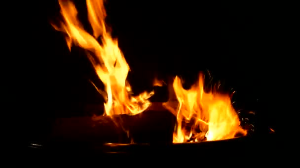 黑色背景上的火势 — 图库视频影像