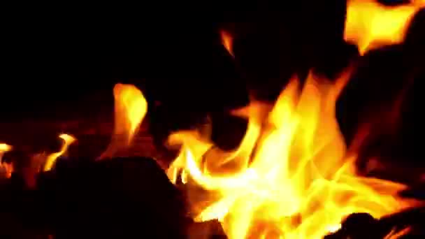 Brand Brinnande Över Svart Bakgrund — Stockvideo