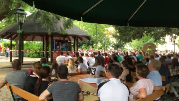 Passau Duitsland Juni 2018 Duitse Voetbalfans Een Openluchtpub Kijken Geruisloos — Stockvideo