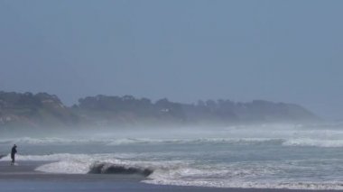 7 Haziran 2018 'de Santa Cruz County, Kaliforniya' daki Rio del Mar plajında kimliği belirsiz kişiler.