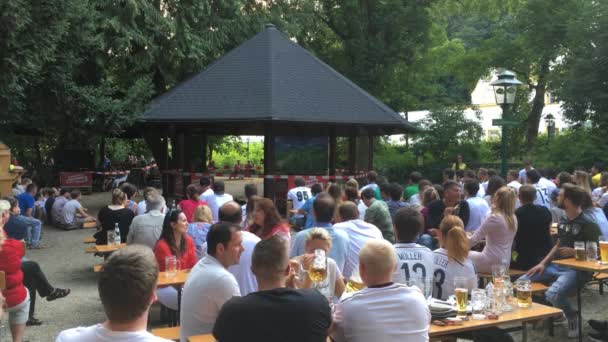 Passau Duitsland Juni 2018 Duitse Voetbalfans Een Openluchtpub Kijken Geruisloos — Stockvideo