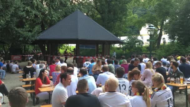 Passau Juni 2018 Die Deutschen Fußballfans Einer Freiluftkneipe Sehen Schweigend — Stockvideo