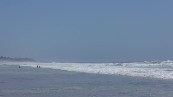 2018年6月7日在美国加利福尼亚州圣克鲁斯县里约德尔马 Rio Del Mar 的身份不明的冲浪者 — 图库视频影像