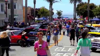 9 Haziran 2018 'de Capitola, Kaliforniya, Usa' daki Capitola Rod ve Özel Klasik Araba Fuarı 'nda kimliği belirsiz kişiler.