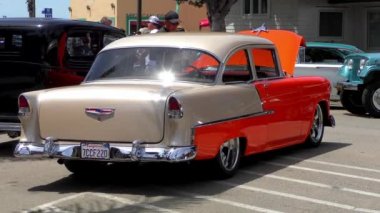 9 Haziran 2018 'de Capitola, Kaliforniya, Usa' daki Capitola Rod ve Özel Klasik Araba Fuarı 'nda kimliği belirsiz kişiler.