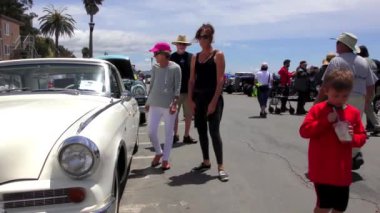 9 Haziran 2018 'de Capitola, Kaliforniya, Usa' daki Capitola Rod ve Özel Klasik Araba Fuarı 'nda kimliği belirsiz kişiler.