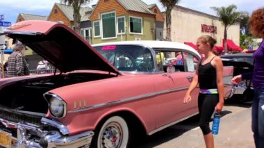 9 Haziran 2018 'de Capitola, Kaliforniya, Usa' daki Capitola Rod ve Özel Klasik Araba Fuarı 'nda kimliği belirsiz kişiler.