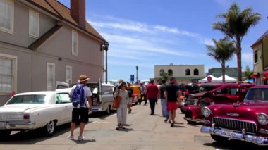 9 Haziran 2018 'de Capitola, Kaliforniya, Usa' daki Capitola Rod ve Özel Klasik Araba Fuarı 'nda kimliği belirsiz kişiler.